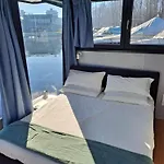 Ботель Floating Experience Black Pearl, Maggiore