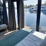 Floating Experience Black Pearl, Maggiore Ботель