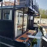 Ботель Floating Experience Black Pearl, Maggiore *