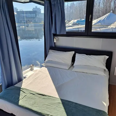 Hotel en barco Floating Experience Black Pearl, Maggiore