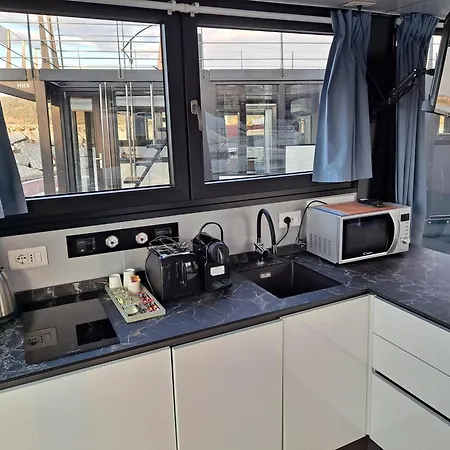 Floating Experience Black Pearl, Maggiore Hotel na wodzie