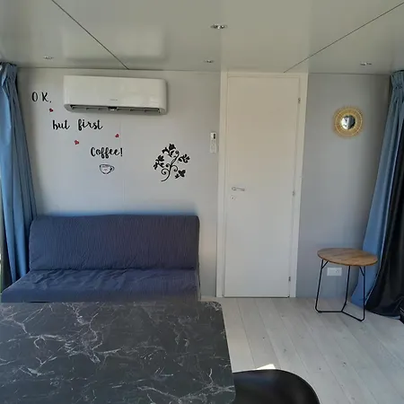 Botel Floating Experience Black Pearl, Maggiore
