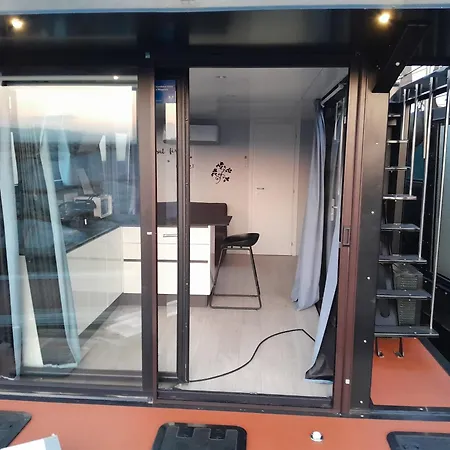 Floating Experience Black Pearl, Maggiore