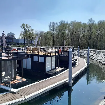 Ботель Floating Experience Black Pearl, Maggiore