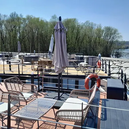 Floating Experience Black Pearl, Maggiore Πλωτό κατάλυμα *