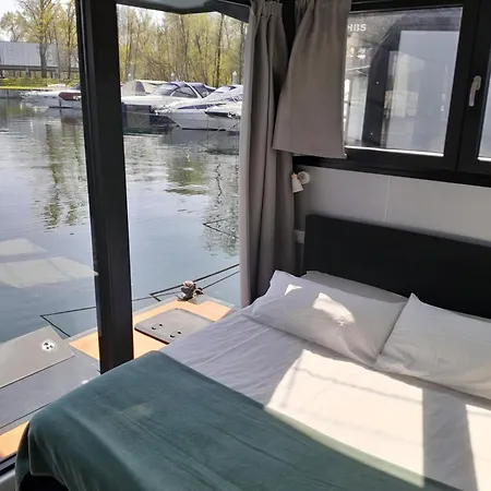 Hotel na wodzie Floating Experience Black Pearl, Maggiore *