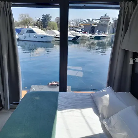 بوتيل Floating Experience Black Pearl, Maggiore دورميلّيتّو