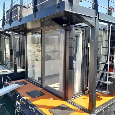 Floating Experience Black Pearl, Maggiore Úszó hotel *