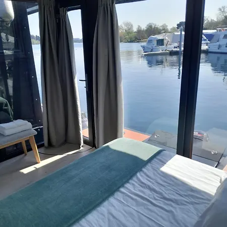 Floating Experience Black Pearl, Maggiore Hotel en barco
