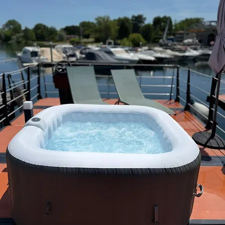 Floating Experience Black Pearl, Maggiore 보트호텔 *
