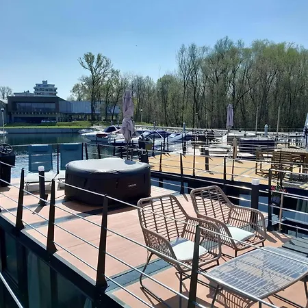 Floating Experience Black Pearl, Maggiore 보트호텔 *