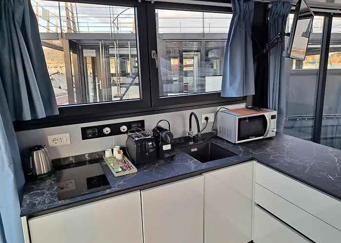 Floating Experience Black Pearl, Maggiore 船屋