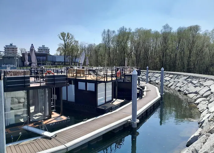 Hotel en barco Floating Experience Black Pearl, Maggiore