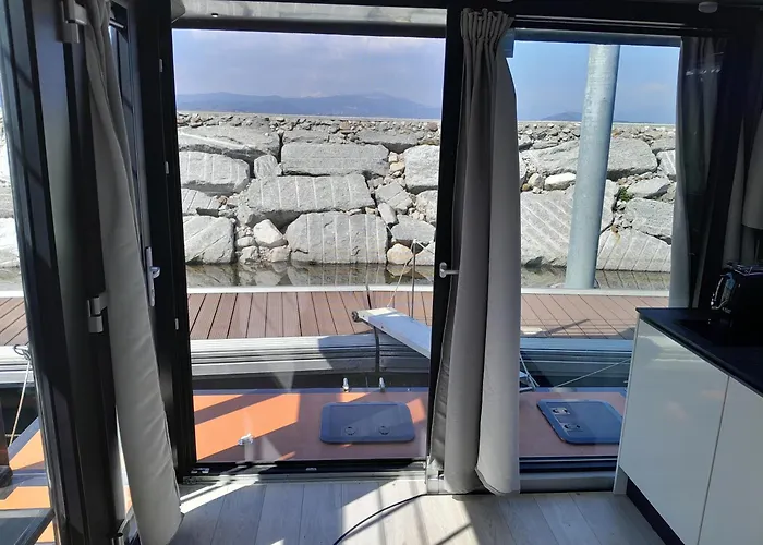 Floating Experience Black Pearl, Maggiore 보트호텔