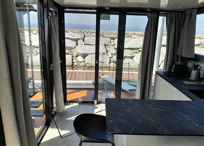 Floating Experience Black Pearl, Maggiore