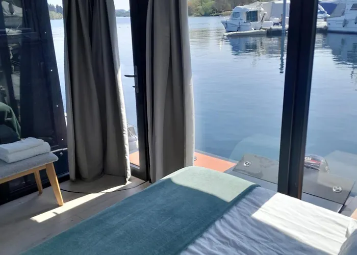 Floating Experience Black Pearl, Maggiore 船屋